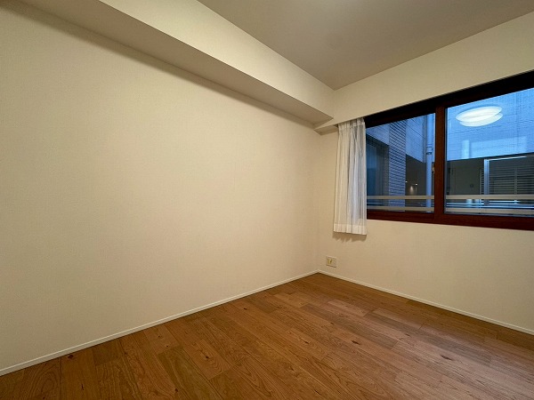 プラウド成城_木目調の洋室の写真 