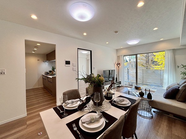 ヒルズ目白台_ゆとりあるリビングダイニングキッチンの写真 パートナーやご家族との新生活にオススメしたいのがこちらの2LDK。2025年9月に新規フルリノベーションを実施し、新築同然の綺麗な状態に♪気持ちよく新生活を送ることができますね。南西向きで陽当たり良好です。