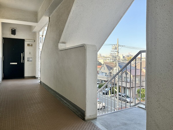 秀和第二奥沢レジデンス　外階段と外廊下