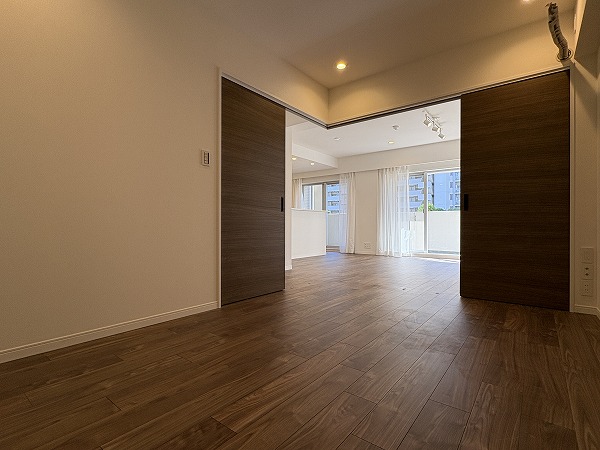 東京サーハウスガーデンポート_約6.1帖の洋室の引き戸を開けた写真