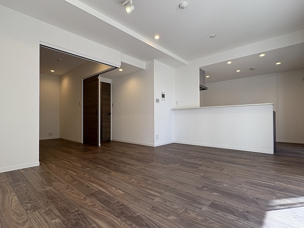 東京サーハウスガーデンポート_約6.1帖の洋室とリビングダイニングをくっつけた写真