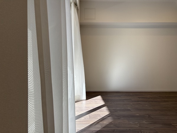 東京サーハウスガーデンポート_窓が大きいリビングダイニングの写真