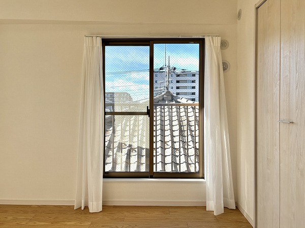 エクラン西蒲田_約5帖の洋室の窓の写真1