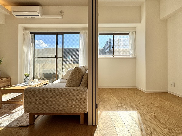 エクラン西蒲田_リビングダイニングキッチンと約5帖の洋室の写真