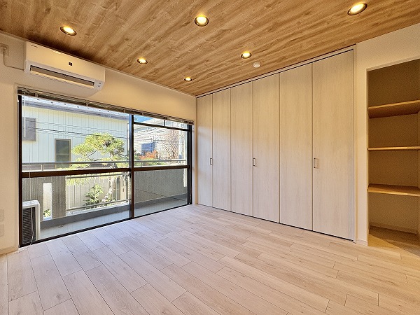 グリーンキャピタル上野毛_木目天井のLDKの写真