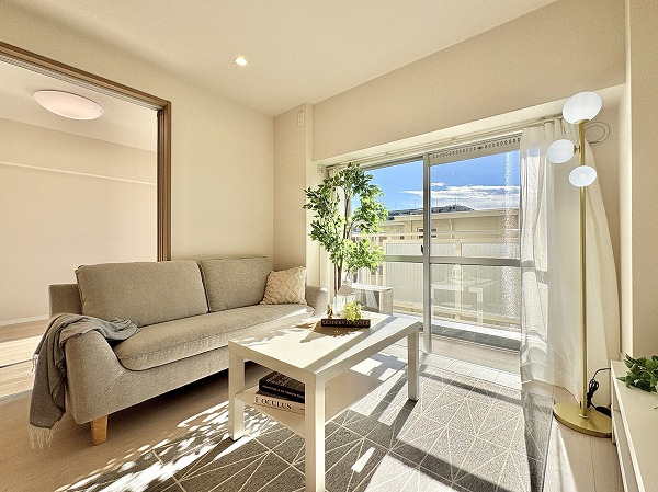 三井馬事公苑南ハイツ_陽当たりの良いリビングの写真