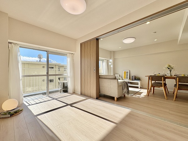 三井馬事公苑南ハイツ_洋室とLDKの写真