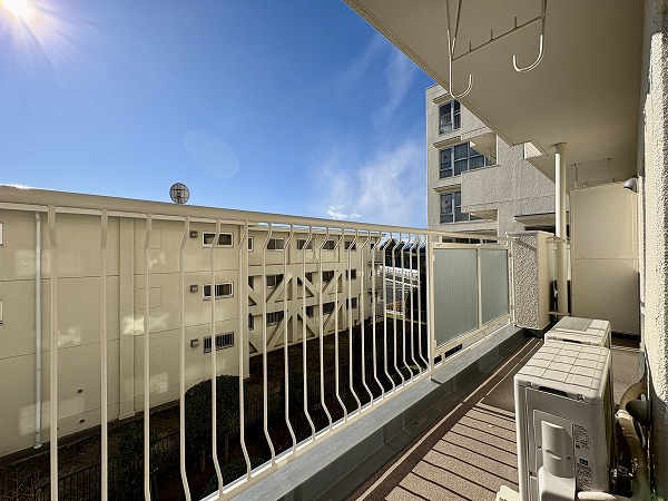 三井馬事公苑南ハイツ_陽当たり良好な南向きバルコニーの写真