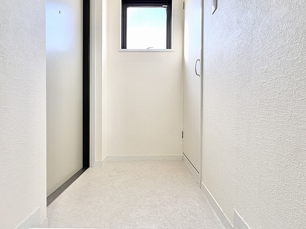 ライオンズマンション松原第2_ホワイトを基調とした玄関の写真 ホワイトで統一された玄関は、爽やかで洗練された印象を受けました。シューズクローゼットが備わっているため、玄関周りに靴が散らばることなく常にすっきりとした状態を保つことができそうです。