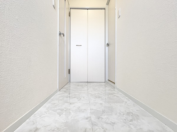 ライオンズマンション松原第2_爽やかな室内廊下の写真 