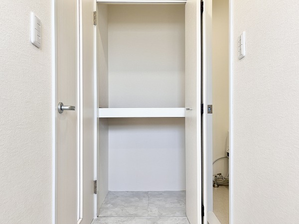 ライオンズマンション松原第2_廊下にある収納の写真 