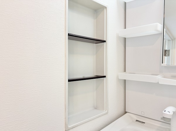 ライオンズマンション松原第2_洗面化粧台横のラックの写真 