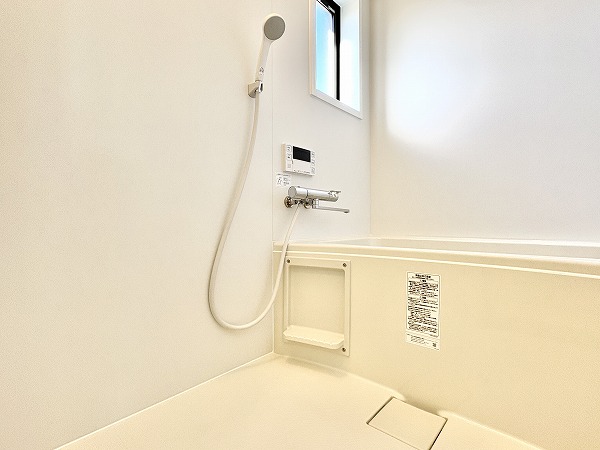 ライオンズマンション松原第2_白を基調としたバスルームの写真 