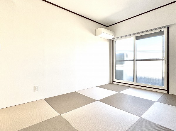 ライオンズマンション松原第2_おしゃれな和室の写真 メインルームの隣には約6帖の和室があります。畳はフローリングよりも足元が冷えにくいので、そのままお布団を敷いても快適にくつろぐことができそうです。室内には大容量の押し入れがあり、充実した収納スペースが確保されているのも嬉しいポイント。