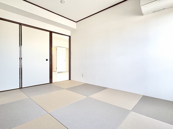 ライオンズマンション松原第2_収納豊富な和室の写真 