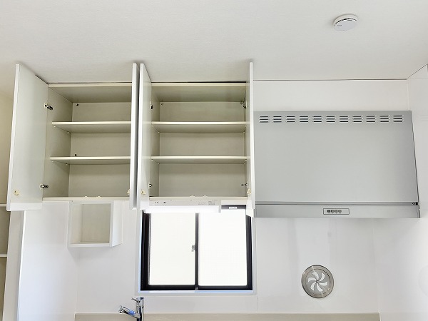 ライオンズマンション松原第2_キッチン上部の収納の写真 
