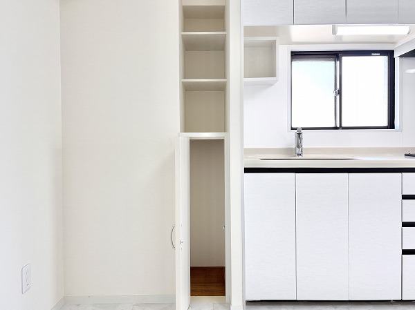 ライオンズマンション松原第2_キッチン横収納の写真 