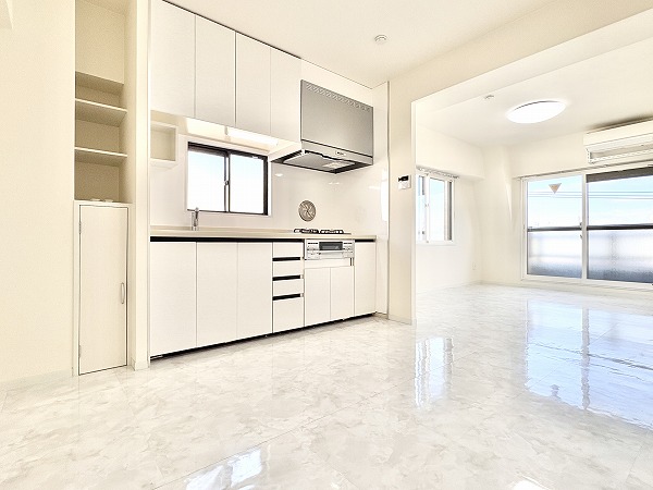 ライオンズマンション松原第2_広々としたリビングダイニングキッチンの写真 2025年8月にフルリフォームされたピカピカな1LDKをご紹介します✨角部屋につき、風通しの良い2面採光なのが特徴です。室内に入り込む自然光が清潔感あふれるホワイトの内装デザインに反射し、見た目も気持ちもパッと明るくなりますよね。