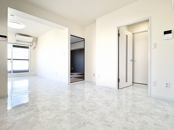 ライオンズマンション松原第2_ゆとりあるリビングダイニングキッチンの写真 リビングダイニングキッチンは約13.5帖とゆとりある間取り。ホワイトのデザインには空間を広く見せる効果があり、実寸よりも広々と感じられるのではないでしょうか。シンプルな内装なのでどんな色や柄とも調和し、お気に入りの家具やインテリアを迷わず設置できます♪