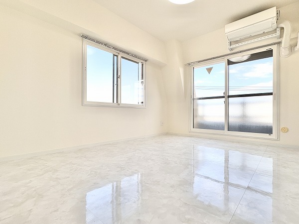 ライオンズマンション松原第2_ホワイト基調のリビングダイニングキッチンの写真 