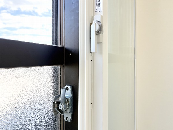 ライオンズマンション松原第2_2重サッシの写真 リビングダイニングと和室の窓は遮音性の効果がある2重サッシ仕様となっています。実際に両方の窓を閉めてみると、外の音はほとんど気にならず、快適に生活を送れそうだと感じました。断熱効果も期待できるので、光熱費の削減にも繋がります。