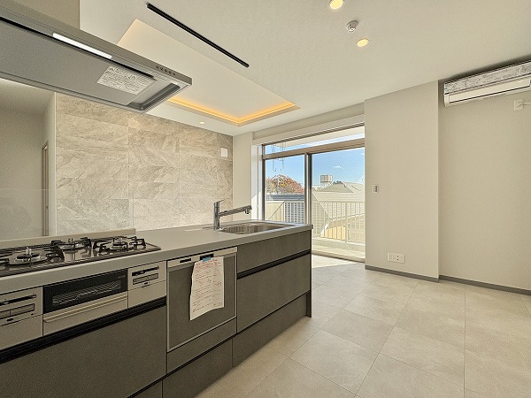 CS上用賀ハウス_キッチンから見たリビングダイニングの写真