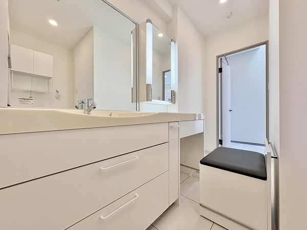 CS上用賀ハウス_ドレッサー兼洗面台の写真