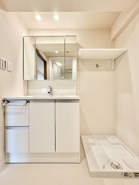 シャンボール瀬田_洗面化粧台と洗濯機置き場の写真