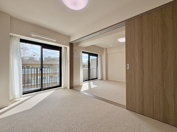 シャンボール瀬田_窓側の明るい洋室の写真