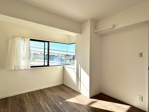 ベルハイム西荻第3_コナー窓のある5.5帖の洋室の写真