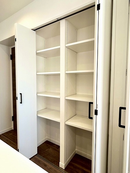 ベルハイム西荻第3_キッチン横の可動棚の写真