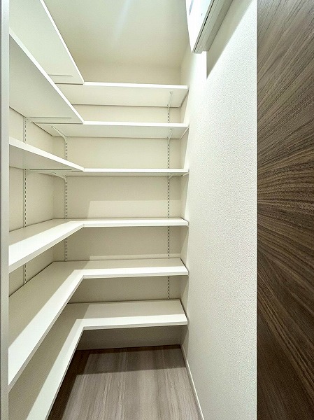 ベルハイム西荻第3_ゆとりのあるシューズインクローゼットの写真