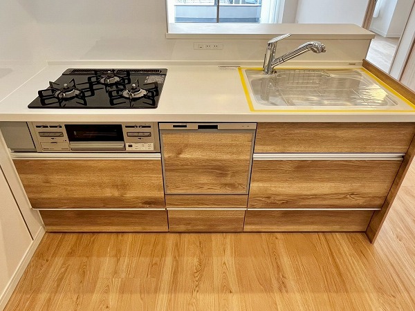 自由が丘ハイタウン_木目調のキッチンの写真