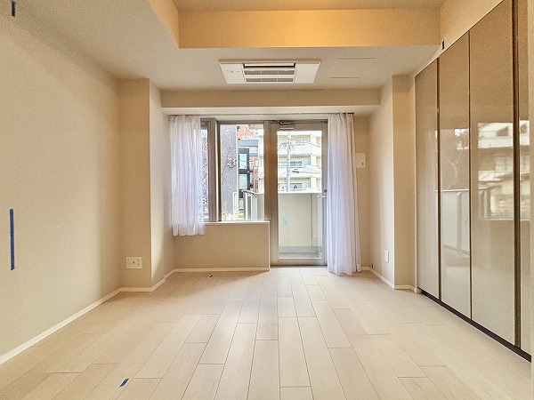 プレミスト赤坂檜町公園_窓が大きい洋室の写真