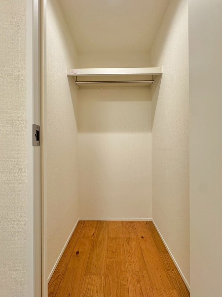 プラウド成城_約5帖の洋室のウォークインクローゼットの写真 