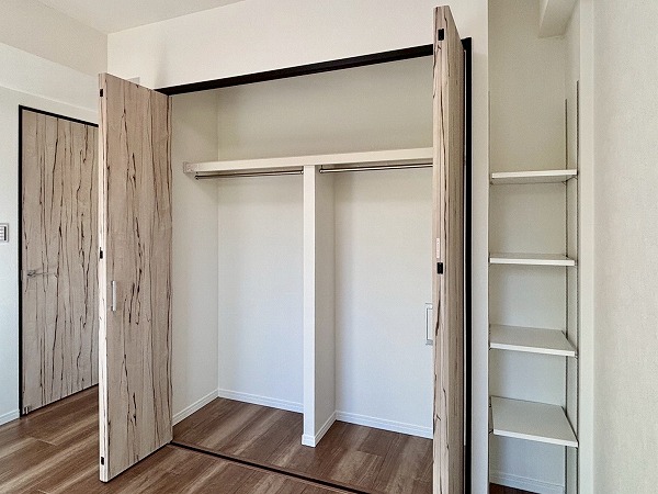 ヒルズ目白台_クローゼットと可動棚の収納の写真 