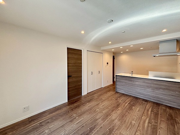 インペリアル広尾_日当たり良好なリビングダイニングキッチンの写真