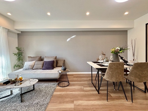 ヒルズ目白台_差し色が可愛いリビングダイニングキッチンの写真 