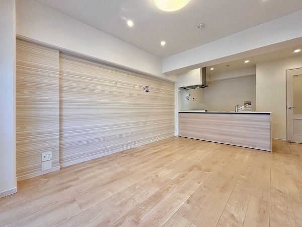 飯田橋第二パークファミリア_木目調のリビングダイニングキッチンの写真