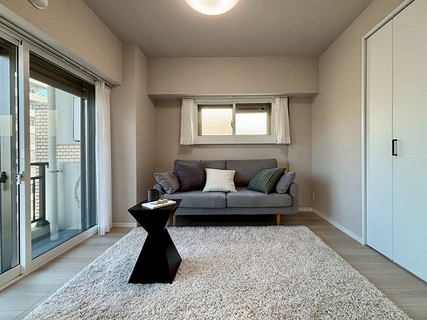 サンビューハイツ音羽_窓が大きい洋室の写真