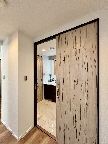 ヒルズ目白台_サニタリールームへドアの写真 