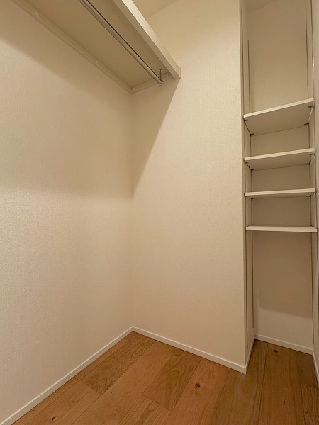 プラウド成城_約6.4帖の洋室のウォークインクローゼットの写真 