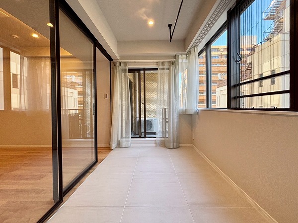 ルミナス一番町_横に長いサンルームの写真