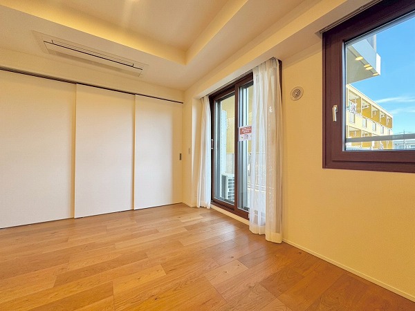 プラウド成城_メインルームに隣接された約5帖の洋室の写真 