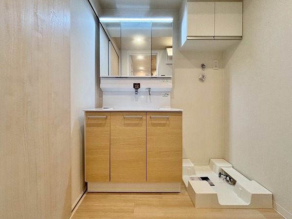 飯田橋第二パークファミリア_収納が多いパウダールームの写真