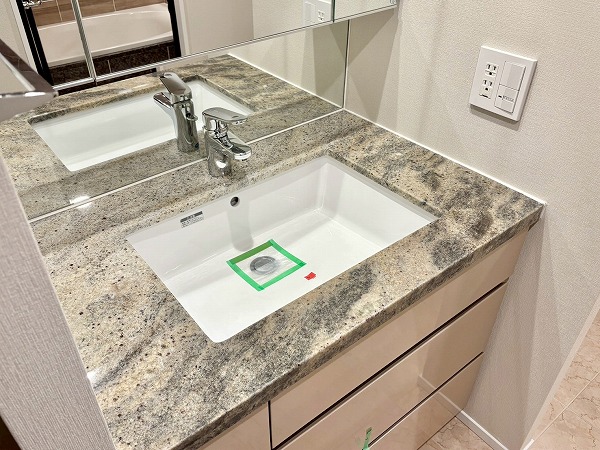 プレミスト赤坂檜町公園_石調デザインの洗面化粧台の写真