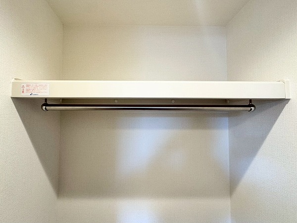 プラウド成城_約5帖の洋室のウォークインクローゼットの写真2 