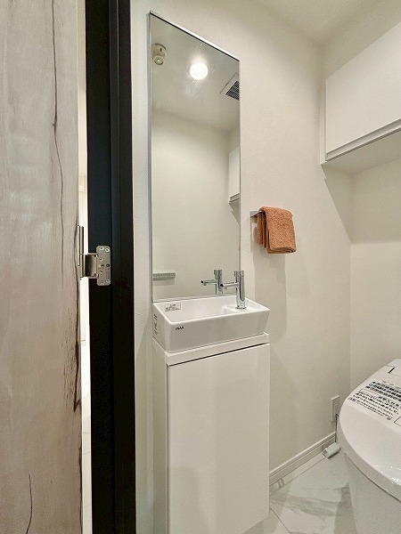 ヒルズ目白台_手洗い場がついているトイレの写真 