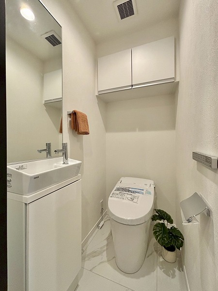 ヒルズ目白台_白を基調としたトイレの写真 