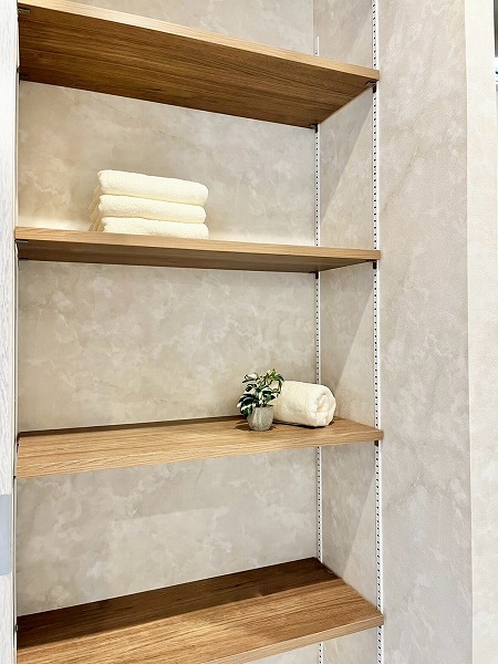 碑文谷寿マンション_洗面台横の可動式収納の写真